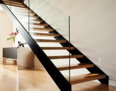 楼梯设计分类 楼梯设计的关键要素是什么？,楼梯每一步应高15厘