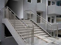 不锈钢楼梯扶手价格 整体楼梯选购指南,不锈钢扶手质量比木材