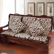 木制沙发靠垫的风格 木制沙发靠垫的材质及选购办法,我们可以坐在沙发看电