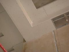 石膏板阶梯吊顶的价格 石膏板如何吊顶,选用石膏板吊顶是一种