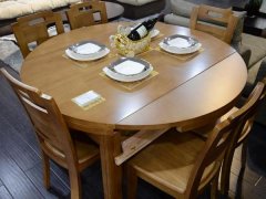 实木餐桌的价格是多少 实木餐桌的价格选购技巧,通常都是先会考虑实木