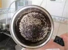 不锈钢锅烧黑了怎么办,不锈钢锅应用注意事项,不锈钢锅在使用时略为
