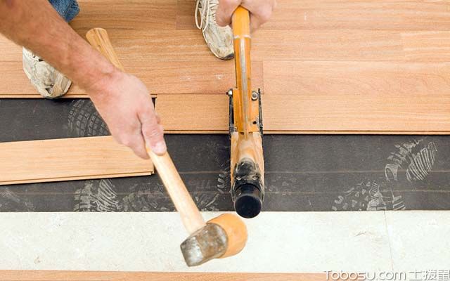湖州安装地板方法之毛地板龙骨铺设法