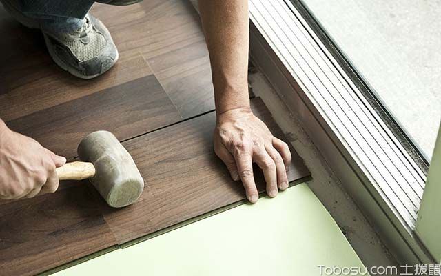 湖州安装地板方法之直接粘贴铺设法