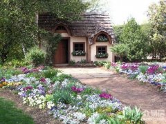 童话小屋 住在这里的人都是仙子吧,门前小径两排鲜花盛放