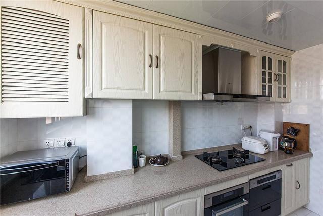 小厨房省空间设计 吊柜下方加块板收纳倍增