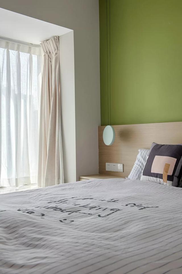 北欧文艺范儿小户型 卧室绿色背景墙竟然毫无违和感