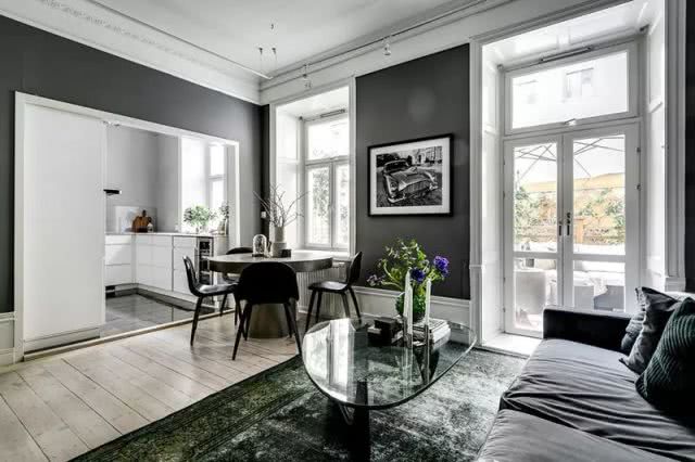 原汁原味的北欧风格瑞典公寓 祖母绿地毯平衡了深灰色墙壁