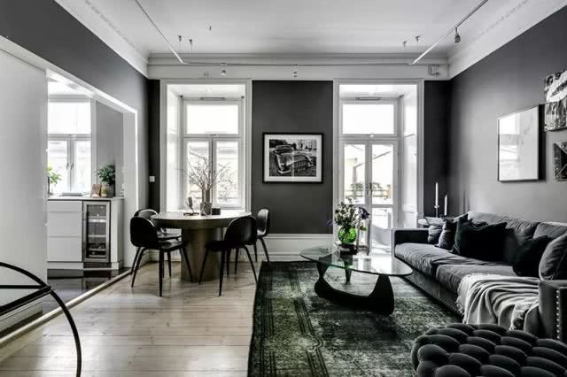原汁原味的北欧风格瑞典公寓 祖母绿地毯平衡了深灰色墙壁