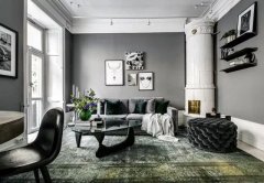 原汁原味的北欧风格瑞典公寓 祖母绿地毯平衡了深灰色墙壁,如果没有丰富的绿