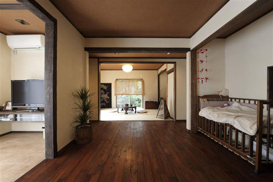 木质床，细腻的木材质感，给人温和之余不失优雅