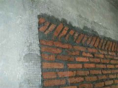 有经验的师傅砌墙时都会在墙体加一层铁丝网,现在很多有经验的装修