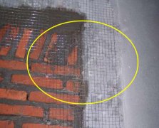 砌墙的时候加一层铁丝网片防抗墙体开裂,所以如果发现工人没有