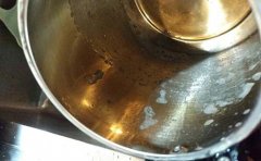 烧水壶水垢太厚清除妙招 水壶里面的水垢怎么去除,常见酸性物质有食用白