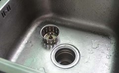 洗碗池下面堵了自己怎么疏通 洗碗盆堵塞怎么通小窍门,将开水慢慢倒入洗碗池