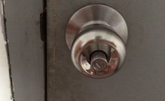 锁芯卡住了门打不开怎么办 球形锁坏了怎么从外面撬开,如果往里开则将其用力
