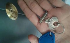 钥匙断在锁孔里了怎么办 怎样取出断在锁芯里的钥匙,2断钥匙与锁口表面齐