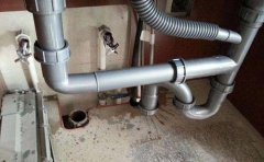 家里的厨房和卫生间漏水怎么办 住户下水管道漏水谁负责维修,如果是因接口松