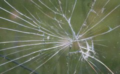 风水说玻璃炸裂是好兆头吗 梦见玻璃碎了什么意思,比如说玻璃突然炸裂有