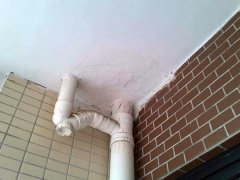 阳台漏水到楼下怎么处理 阳台渗水到楼下谁负责 阳台漏水非得敲瓷砖吗,那么阳