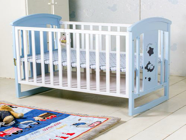 婴儿床安全隐患解析