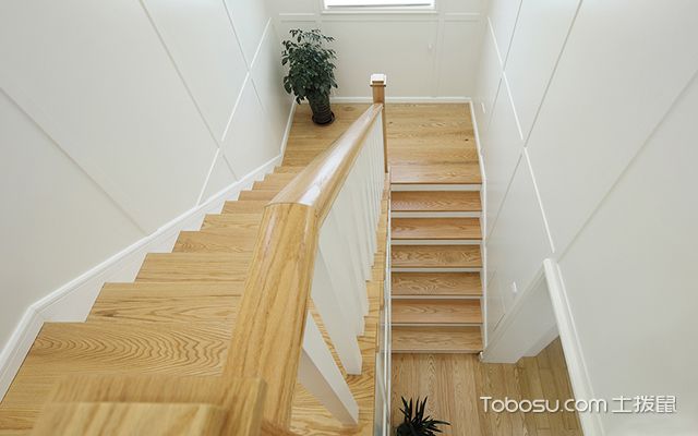 实木楼梯装修案例之美式