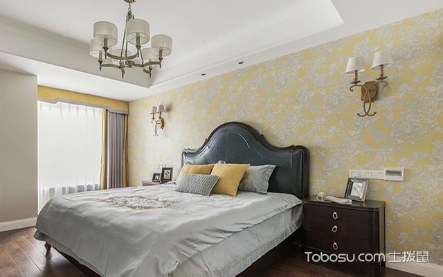 大户型美式风格卧室装修设计图之米黄色碎花墙面